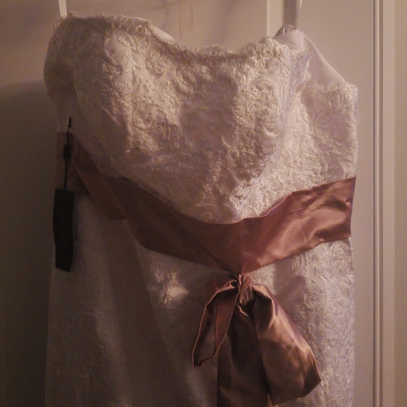 Wedding dress - Picture 2 of 6